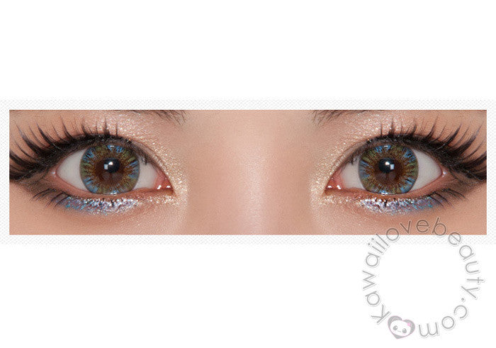 Closeup of Beuberry Charm 4 Tone Blue circle lenses