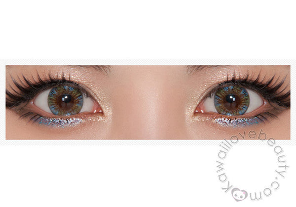 Closeup of Beuberry Charm 4 Tone Blue circle lenses
