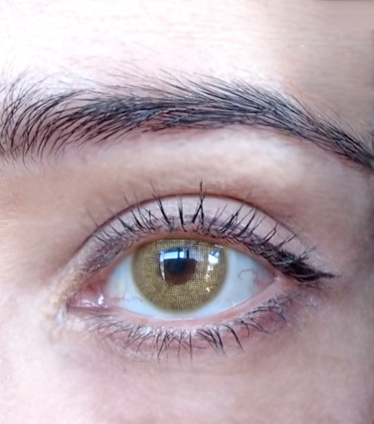 Cloud Brown circle lenses look bright in any lighting situation, even on dark eyes