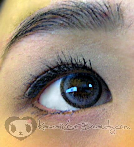 Geo Ash Wing Grey OL105 contact lens closeup.