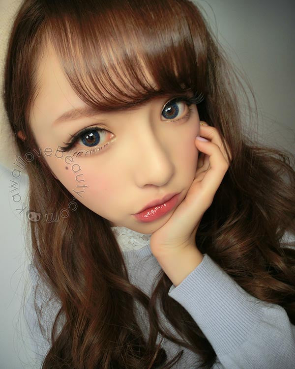 Geo Berry Holic CM952 Sapphire Blue colored contacts on model.