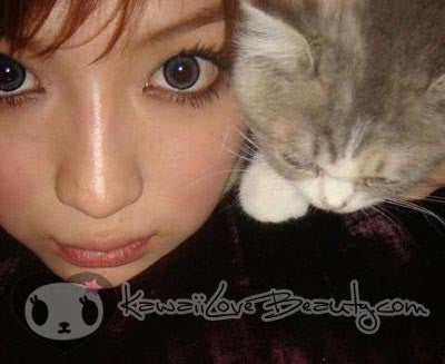 Geo CM-835 Grey circle lenses on model.