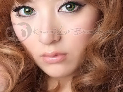 Model photo, Geo BerryHolic Emerald green CM-956 circle lenses.