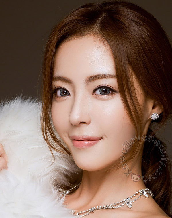 Model photo, Cloud gray circle lenses on dark eyes by Colors of the Wind (i-Codi).
