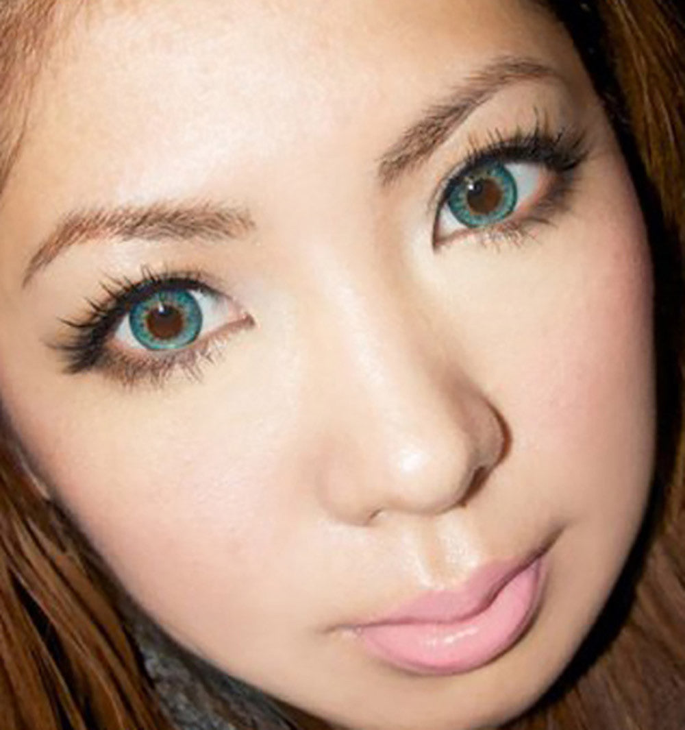 Dueba Barbie Puffy Turquoise circle lenses over brown eyes with flash photography