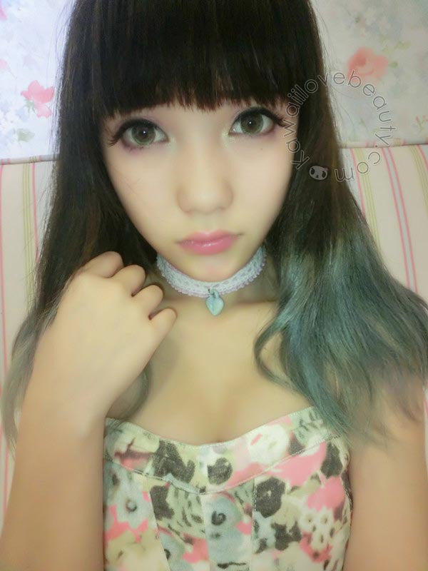 Emerald green soft contact lenses, colored circle lenses on model.