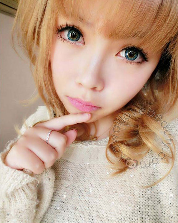 Lovely doll eyes with Geolica Holicat Funky Cat Blue circle lenses.