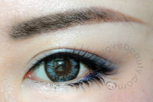 Closeup on Holicat Sexy Cat grey circle lens by Geolica.