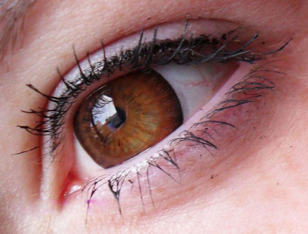 Geo Natural brown WTA54 circle lens on hazel eyes.