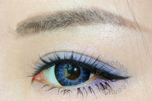 Closeup on Funky Cat blue circle lens by Geo.
