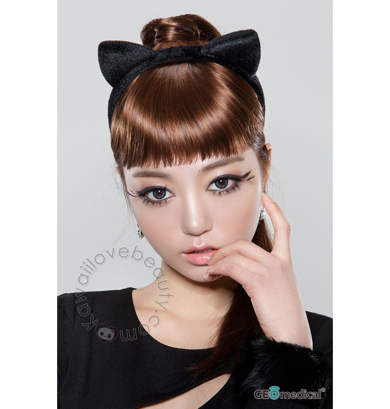 Geolica Holicat Sexy Cat Grey circle lenses / colored contacts on model. Main image
