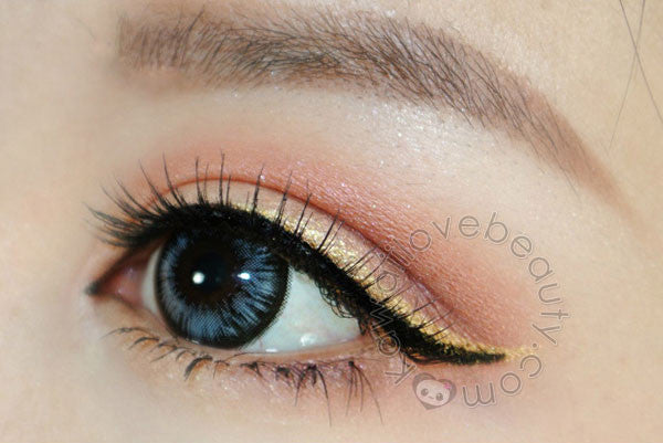 Geolica Holicat Sexy Cat Grey circle lenses on dark eyes.