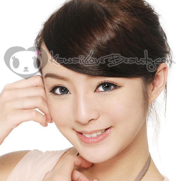 Geo OL-105 Ash Wing Grey 14.2mm circle lenses on model.