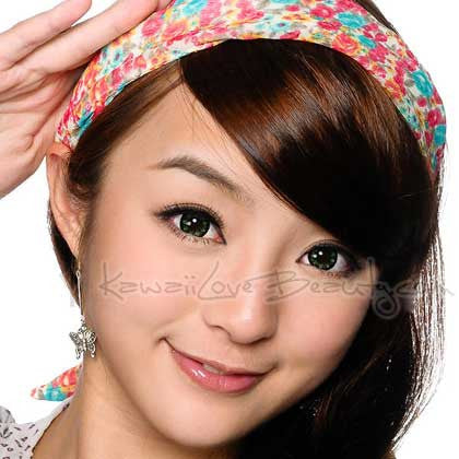 Geo WTC23 circle lenses in green on model.