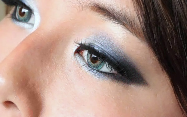 A natural but vibrant look with Aqua Blue YH302 circle lenses.