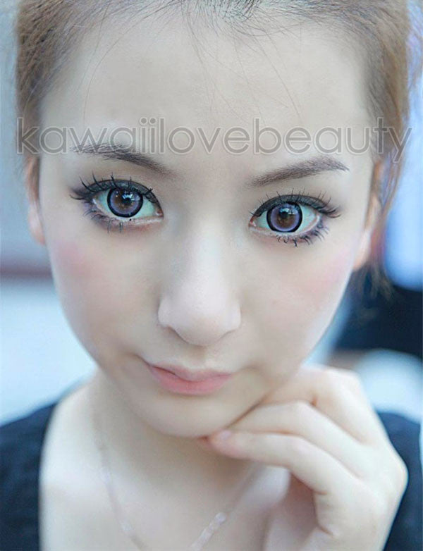 Violet circle lenses (Dolly Eye Sugar Candy) on model